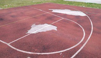 Košarkaški teren kod Kerskog groblja u lošem stanju