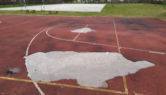 Košarkaški teren kod Kerskog groblja u lošem stanju