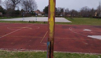 Košarkaški teren kod Kerskog groblja u lošem stanju