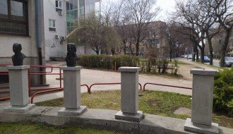 Biste ispred Zavoda za javno zdravlje