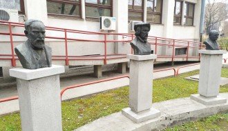 Biste ispred Zavoda za javno zdravlje