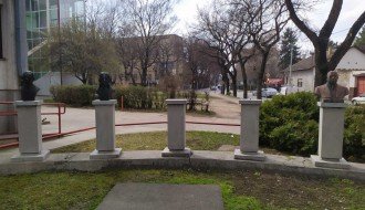 Biste ispred Zavoda za javno zdravlje