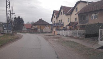 Uzak put i udarne rupe u delu Aleksandrova od raskrsnice Starine Novaka prema ulici Josipa Šokčića