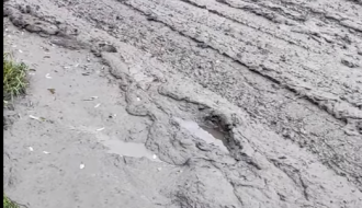 Klizalište od zemlje na prigradskim putevima u blizini  pruge (Novi Žednik)