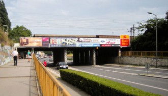 Krater ispod nadvožnjaka