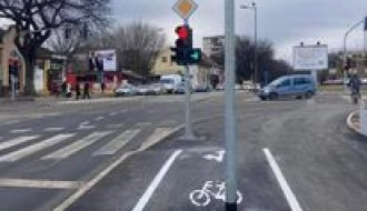 Bandera na sredini biciklističke staze