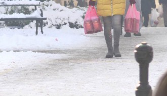 Upozorenje na izuzetno klizav deo šetališta na Prozivci