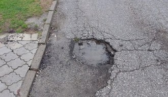 Opasna rupa na asfaltu (Hvarska ulica)