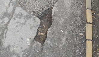 Rupe na trotoaru u Ulici Maksima Gorkog