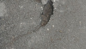 Rupe na trotoaru u Ulici Maksima Gorkog