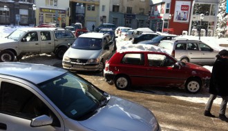 Neuviđajno parkiranje auta i pohvala za čišćenje parking mesta