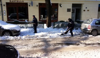 Neuviđajno parkiranje auta i pohvala za čišćenje parking mesta