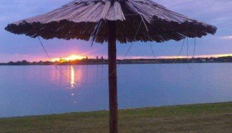 Suncobrani na peščanoj plaži na Paliću