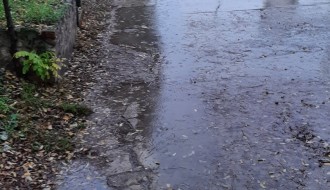 Loše stanje pešačke staze na Beogradskom putu kod Lidla