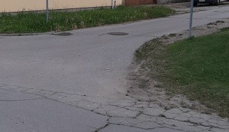 Udarne rupe na raskrsnici ulica Ratka Mitrovića i Miloša Obilića