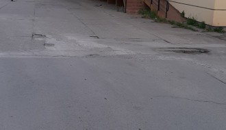 Udarne rupe na raskrsnici ulica Ratka Mitrovića i Miloša Obilića