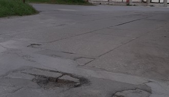 Udarne rupe na raskrsnici ulica Ratka Mitrovića i Miloša Obilića