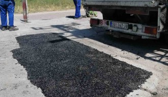 Udarne rupe na raskrsnici ulica Ratka Mitrovića i Miloša Obilića