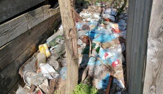 Divlja deponija u Bikovu, u blizini fudbalskog terena