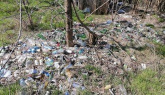 Divlja deponija u Bikovu, u blizini fudbalskog terena