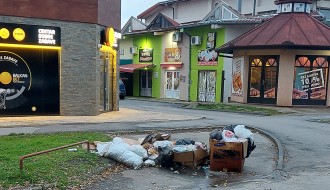 Pomeren kontejner u Lovre Bračuljevića = smeće na ulici