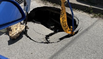 Dokle više! danima je ovako (udarna rupa na putu u Vinogradarskoj ulici)
