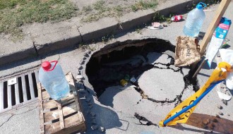 Dokle više! danima je ovako (udarna rupa na putu u Vinogradarskoj ulici)