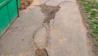 Rupe na pešačkoj stazi u Dudovoj šumi