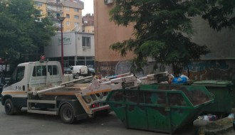 Prepunjeni kontejneri i zapuštena zelena površina u Šumskoj ulici