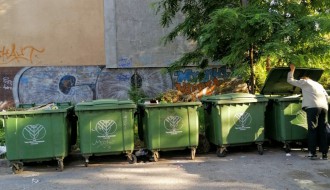 Prepunjeni kontejneri i zapuštena zelena površina u Šumskoj ulici