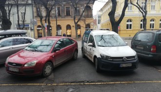 Bahato parkiranje se toleriše, pešaci neka se snalaze...