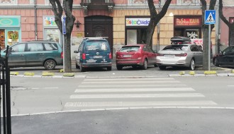 Bahato parkiranje se toleriše, pešaci neka se snalaze...