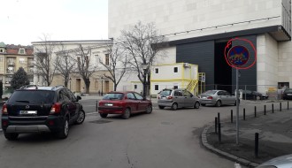 Parkiranje nasuprot znacima zabrane između Trga i biblioteke