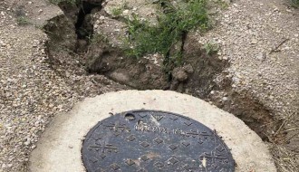 Zemlja oko šahte se "uronila", put jedva prohodan