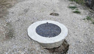 Zemlja oko šahte se "uronila", put jedva prohodan