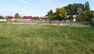 Zapušteni teren kod škole i vrtića u Malom Bajmoku