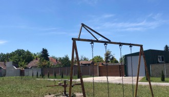 Zapušteno dečije igralište u Ulici Harangozo Vilmoša