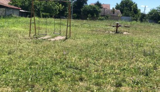 Zapušteno dečije igralište u Ulici Harangozo Vilmoša