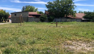 Zapušteno dečije igralište u Ulici Harangozo Vilmoša