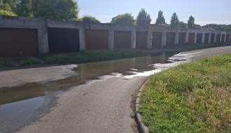 Izlivanje kanalizacije kod garaža u Braže Radić