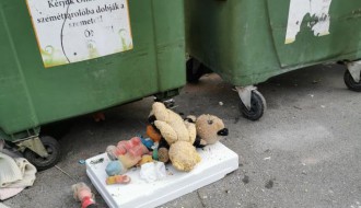 Prepunjeni kontejneri na Tokiju, svašta se baca pored