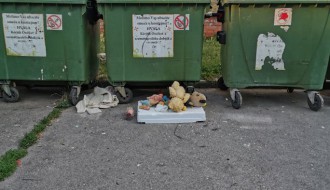 Prepunjeni kontejneri na Tokiju, svašta se baca pored