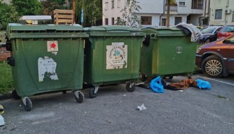 Prepunjeni kontejneri na Tokiju, svašta se baca pored