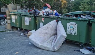 Prepunjeni kontejneri na Tokiju, svašta se baca pored