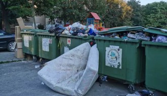 Prepunjeni kontejneri na Tokiju, svašta se baca pored