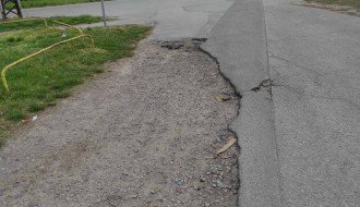 Udarne rupe, sužen kolovoz i oštećen trotoar u ulici Ištvana Lukača