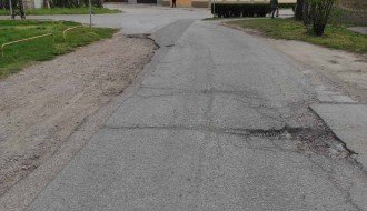 Udarne rupe, sužen kolovoz i oštećen trotoar u ulici Ištvana Lukača