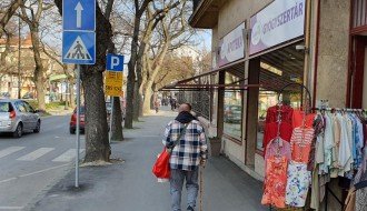 Niska nadstrešnica kod apoteke pored Sinagoge