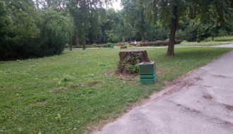 Pretrpane kante za smeće u Dudovoj šumi