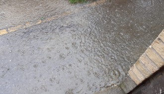 Poplavljeni trotoar u Ulici braće Majer